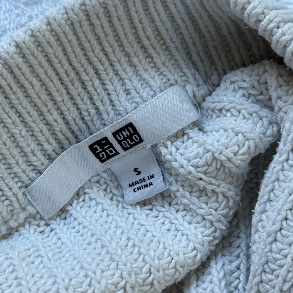 Uniqlo women’s white V-Neck cable knit Sweater - Picture 2 of 4